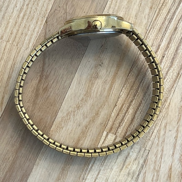 Timex Ladies Watch Indiglo Pearlescent Dial Gold Tone Stretch Band WR30M - Picture 5 of 8